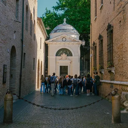 Domus Dantis Ghibellino Fuggiasco * ラヴェンナ